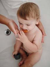 Mushie Finger Toothbrush silikona zobu tīrīšanas un smaganu masāžas uzpirkstenis, Tradewinds / Stone