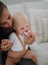 Mushie Finger Toothbrush silikona zobu tīrīšanas un smaganu masāžas uzpirkstenis, Tradewinds / Stone